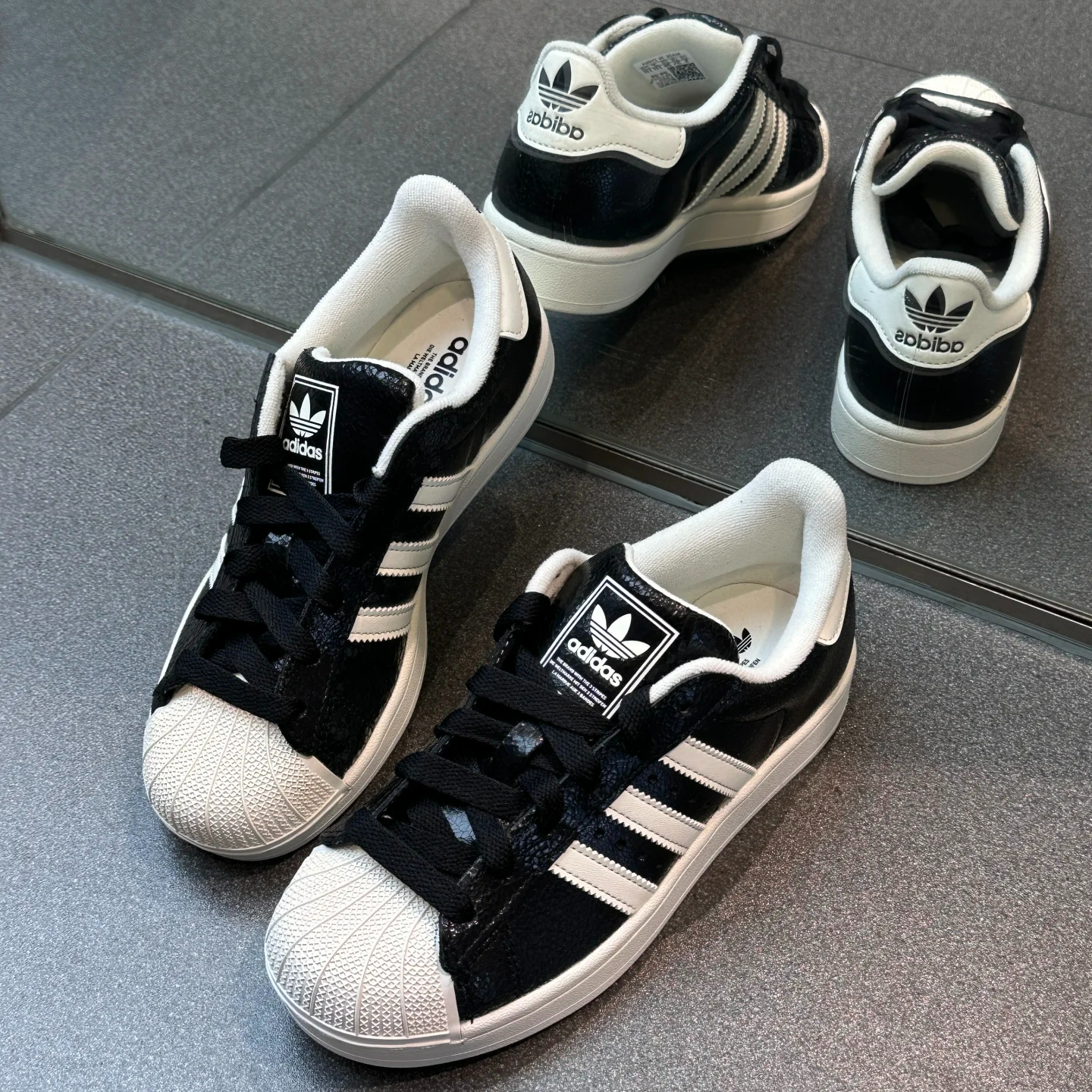 adidas/阿迪达斯新款熊猫2代裂纹皮革经典贝壳头运动板鞋JS4014