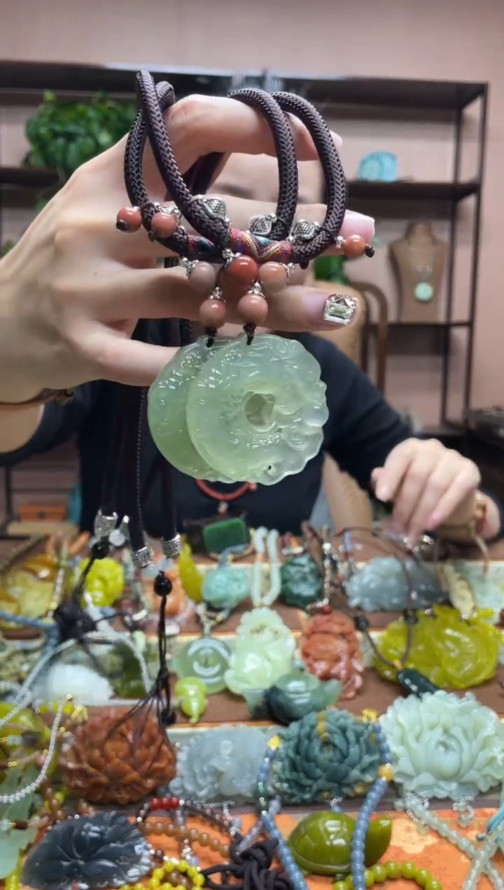 未镶嵌岫玉吊坠多样性发货发其中之一