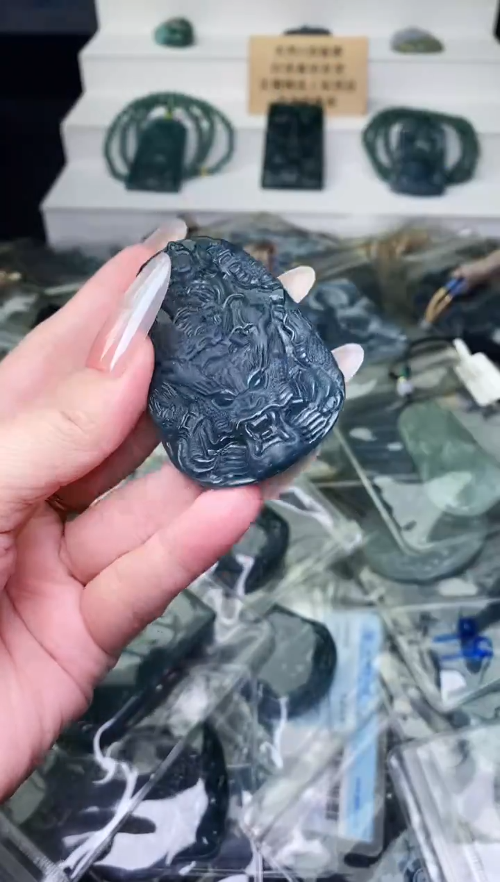 颈饰未镶嵌翡翠 