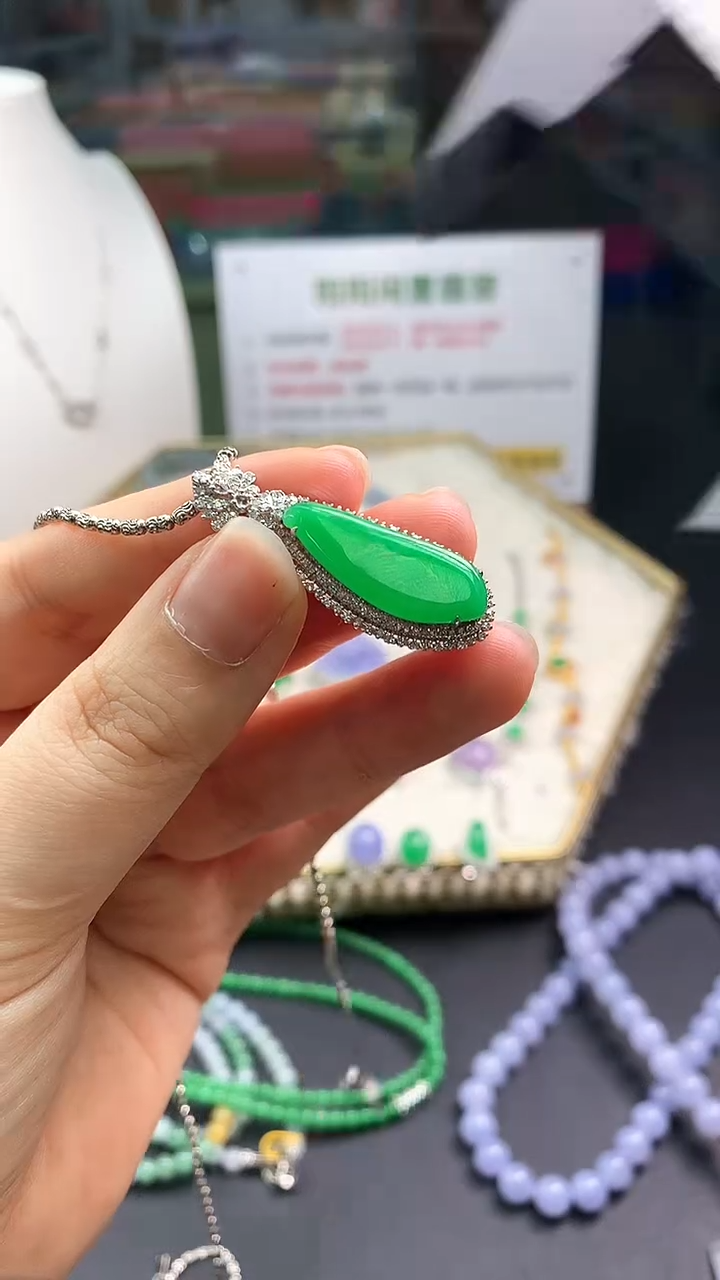 【闪购商品】翡翠颈饰18K金镶嵌翡翠吊坠|不退不换