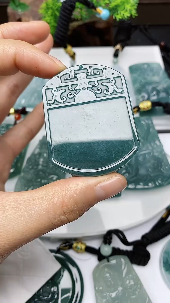 【闪购商品】翡翠颈饰未镶嵌        