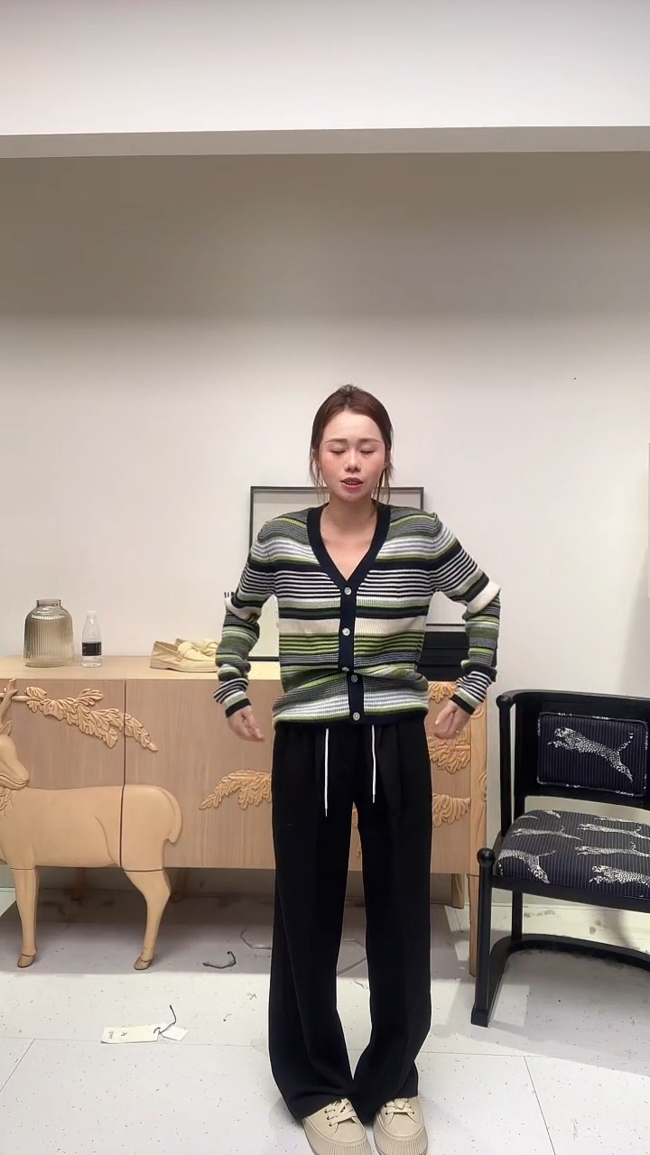 有养绿色拼接V领毛衣