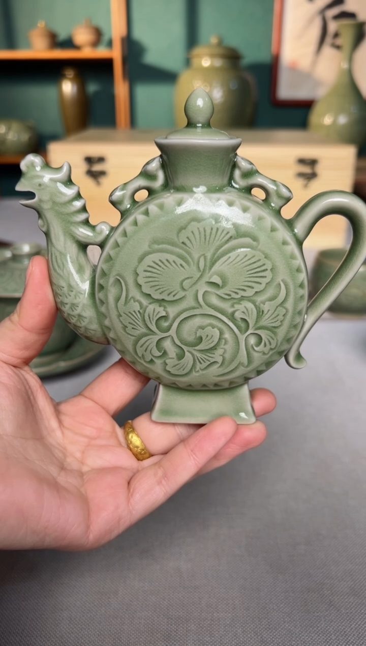 【闪购商品】其他耀州窑青釉手刻牡丹凤鸣壶特价