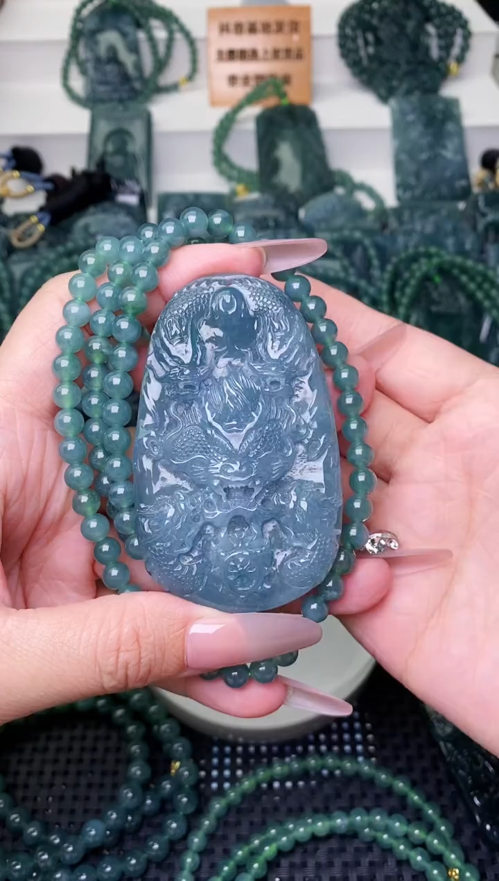 颈饰未镶嵌翡翠 