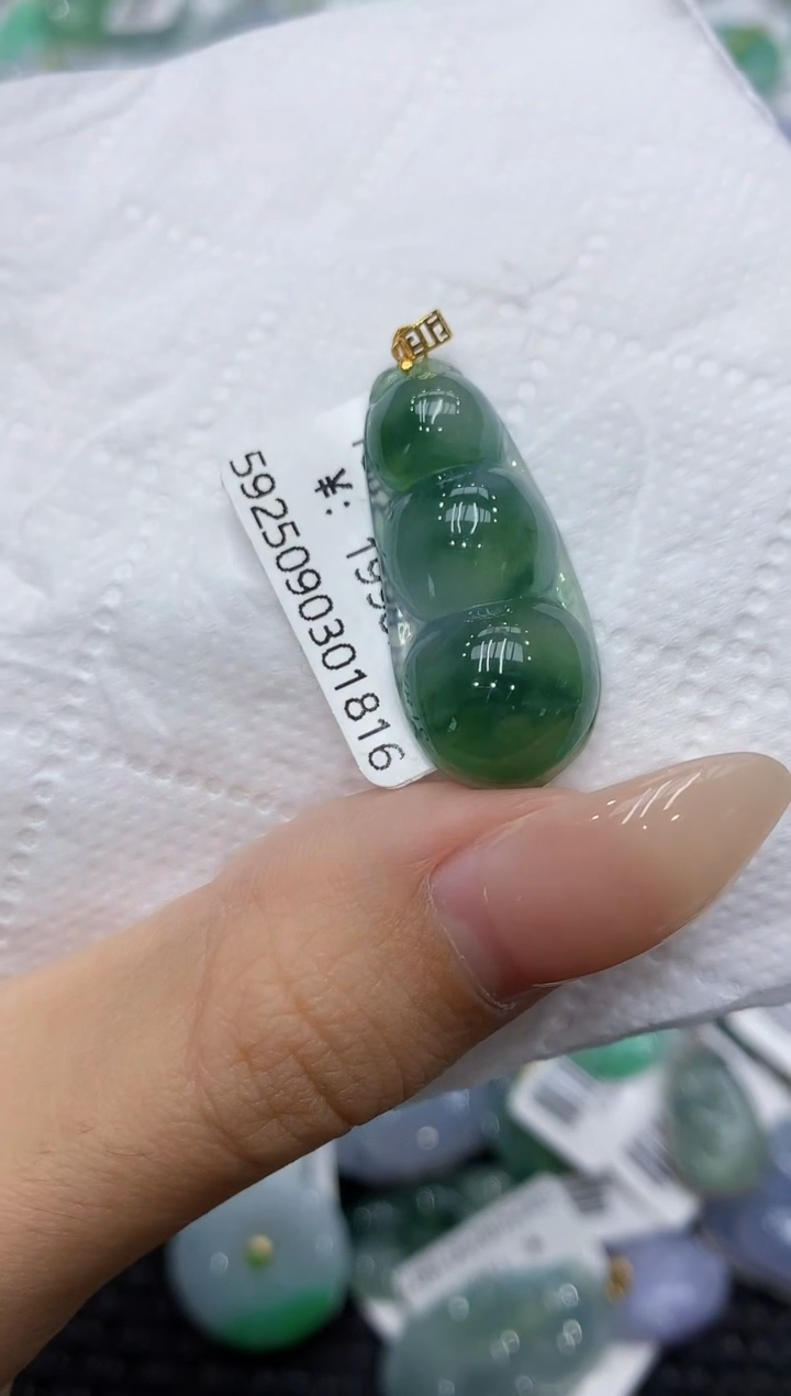 颈饰18K金镶嵌翡翠111111111111