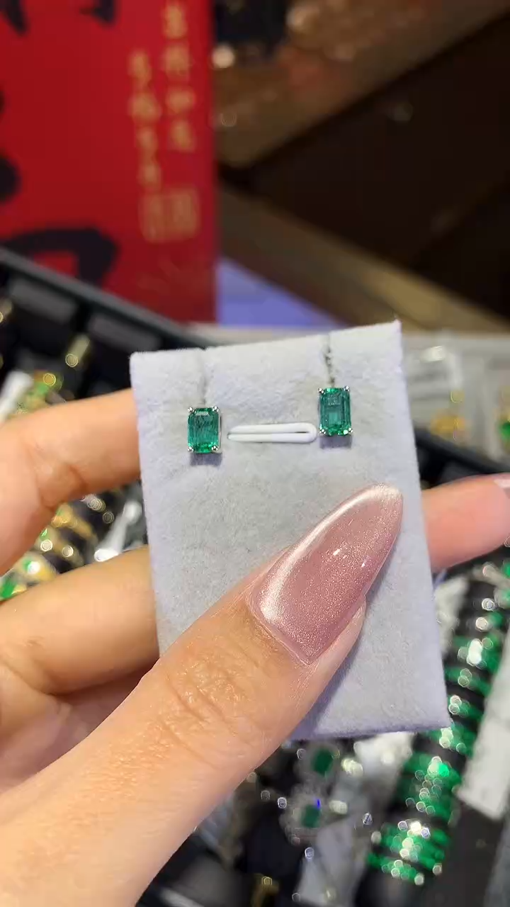 【闪购商品】祖母绿耳饰18K金镶嵌祖母绿耳饰