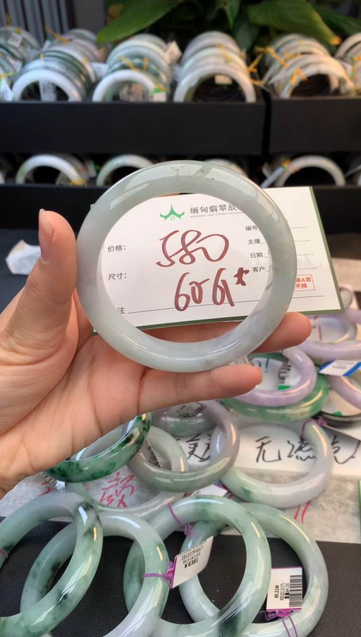 未镶嵌定制翡翠毛货需精细抛光+多人