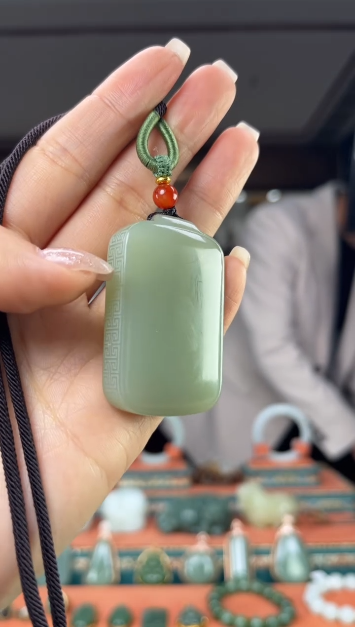 颈饰未镶嵌和田玉佩佩