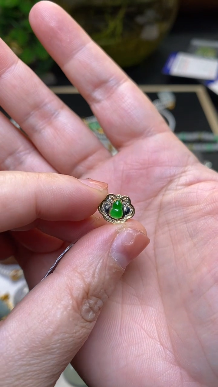 颈饰18K金镶嵌翡翠净货