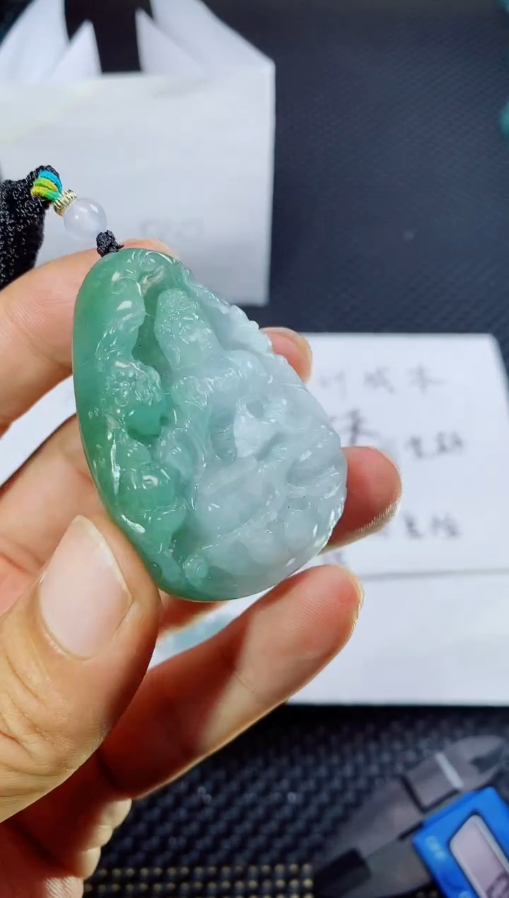 翡翠未镶嵌颈饰          