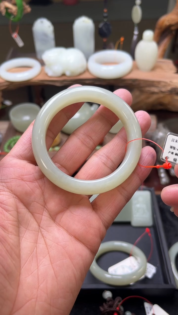 【闪购商品】和田玉手镯未镶嵌且末青白手镯56圈31302