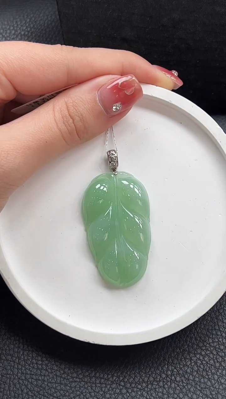 【闪购商品】翡翠颈饰18K金镶嵌叶子