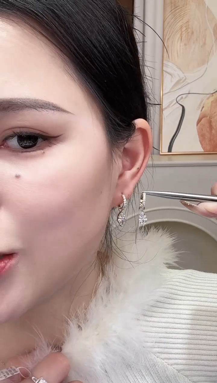 18K金镶嵌实验室培育钻石耳饰18k金k黄1卡马眼耳圈