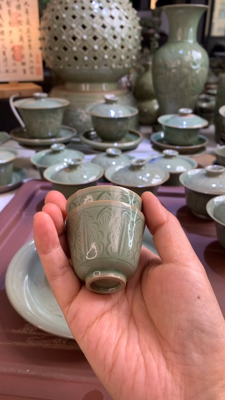 现代耀州窑青瓷刻花芭蕉叶纹主人杯两只