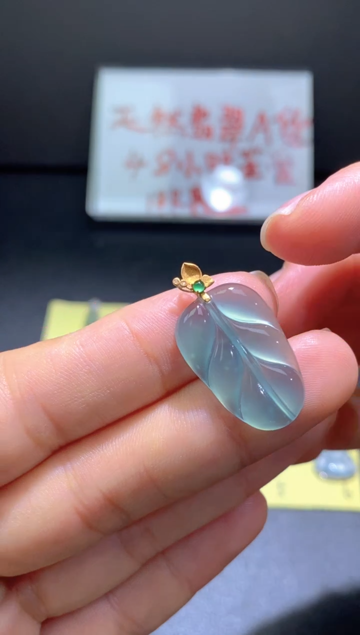 翡翠18K金镶嵌颈饰翡翠吊坠