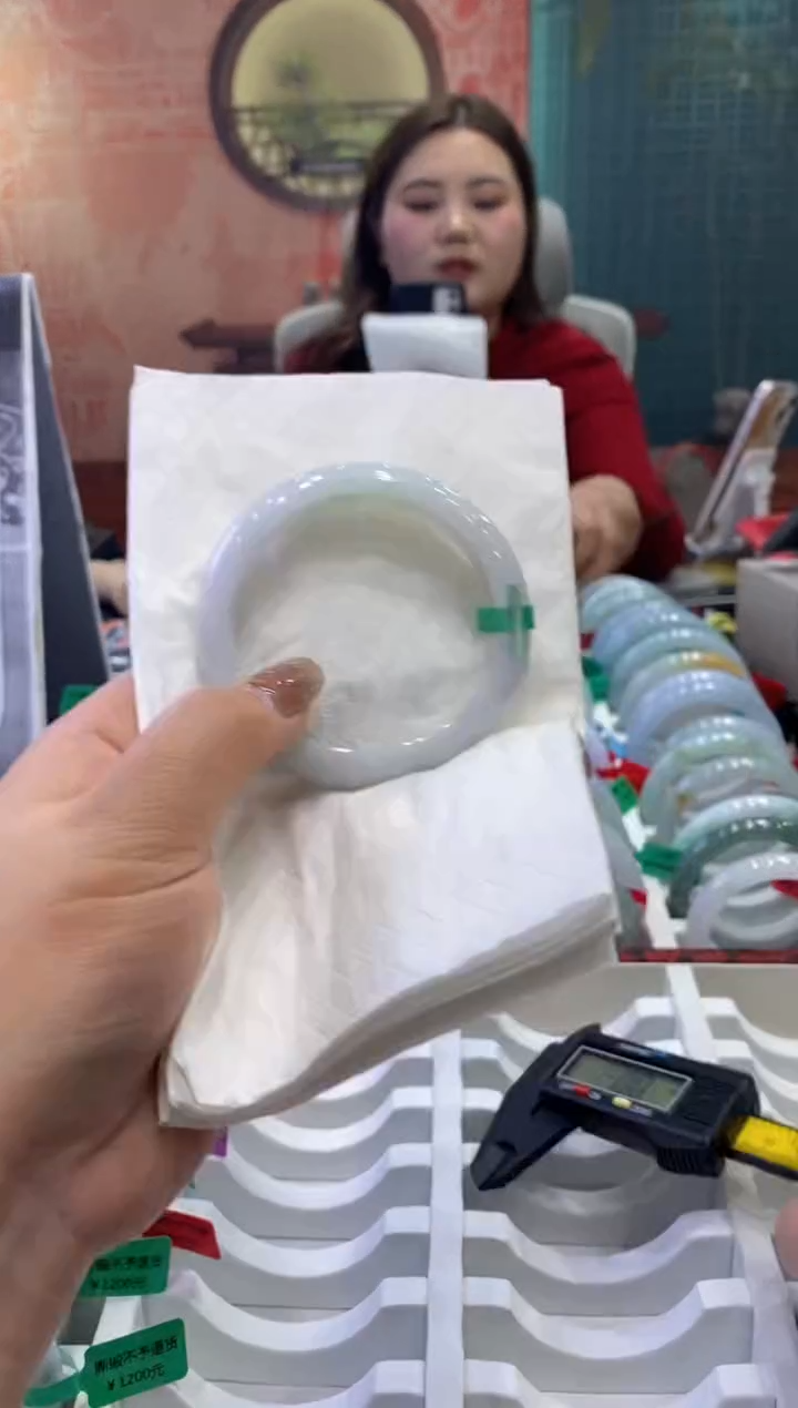 【闪购商品】翡翠手镯未镶嵌多人0012100