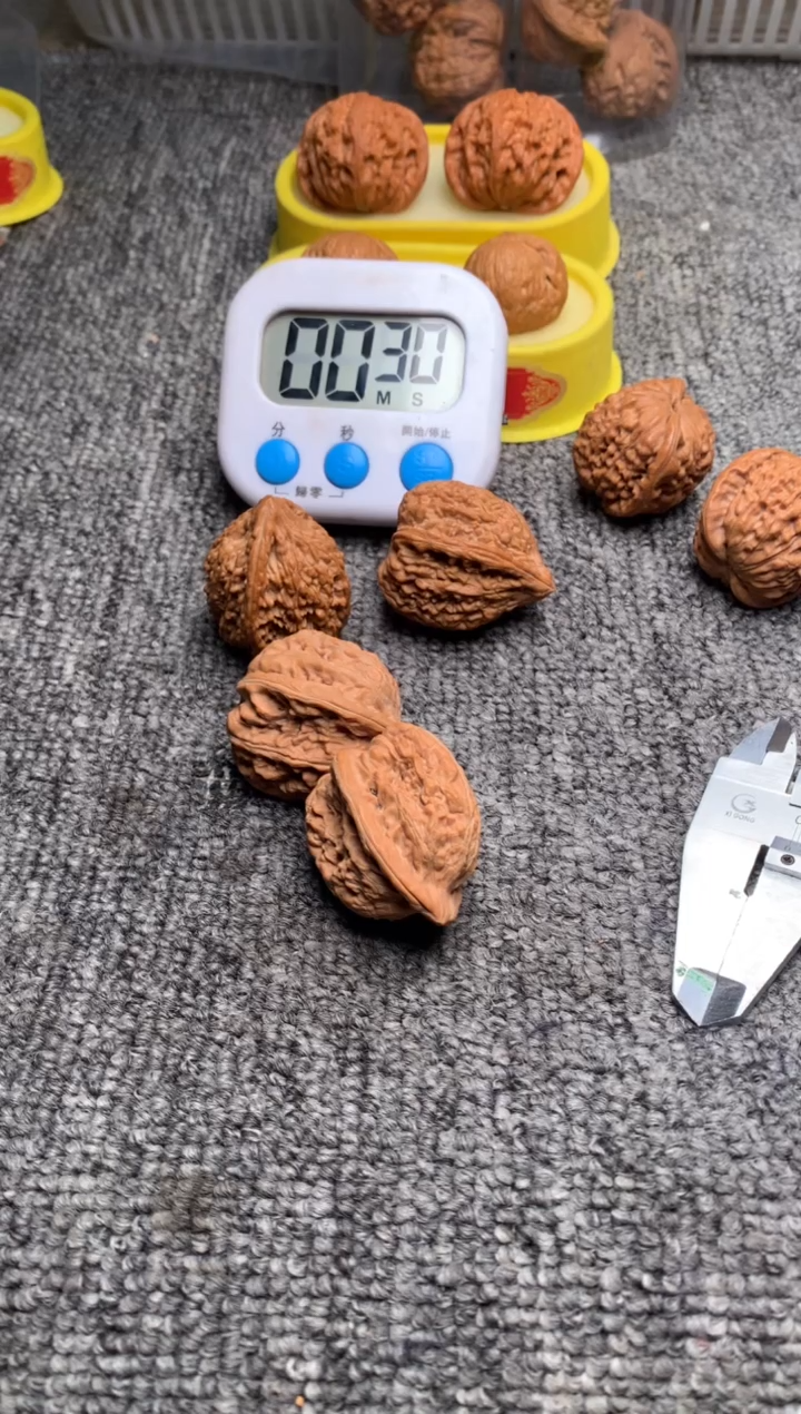 文玩核桃吊坠赤龙