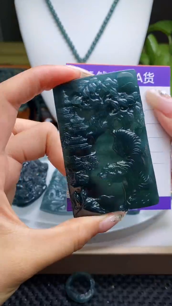 翡翠未镶嵌颈饰         