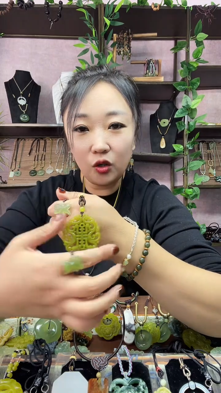 未镶嵌岫玉吊坠(赠链)未镶嵌 岫玉 吊坠(赠链