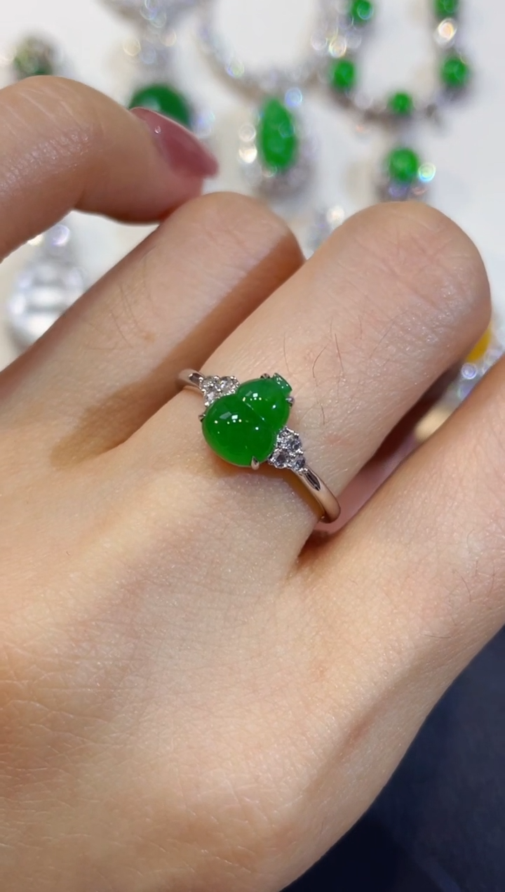 颈饰18K金镶嵌翡翠团购65