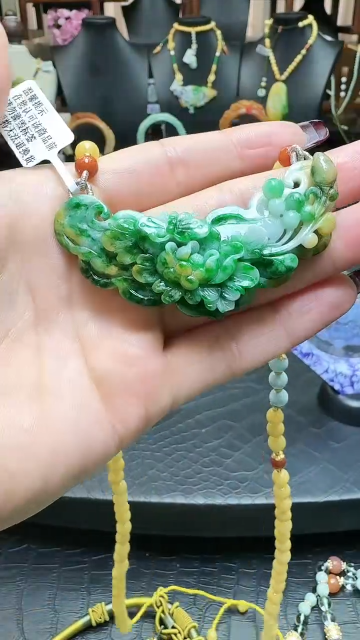 【闪购商品】翡翠颈饰未镶嵌辣洋绿弯弯