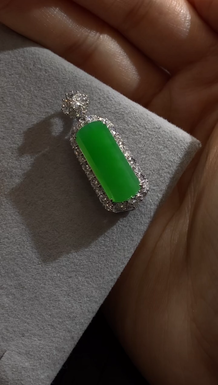 颈饰18K金镶嵌翡翠收到货48小时鉴赏期新年配饰（超时不退不换）