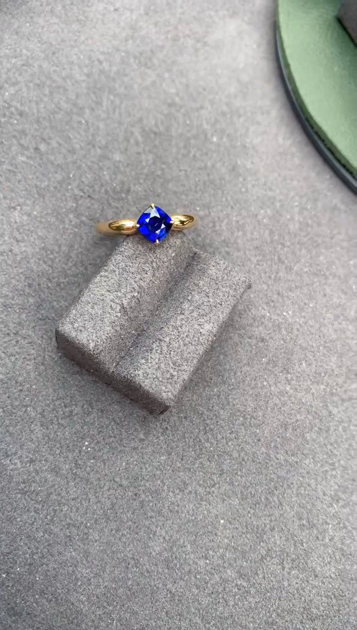 【闪购商品】蓝宝石戒指18K金镶嵌77分皇家蓝戒指