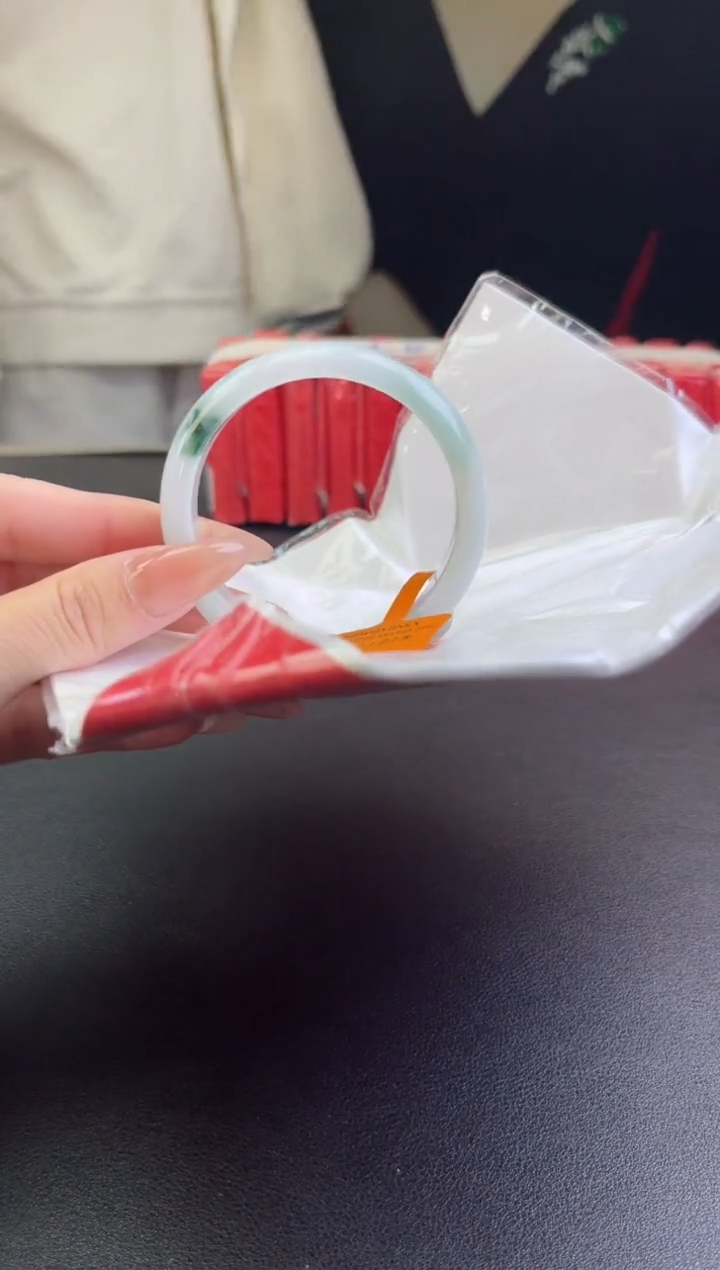 【闪购商品】翡翠手镯未镶嵌翡翠手镯(微瑕）