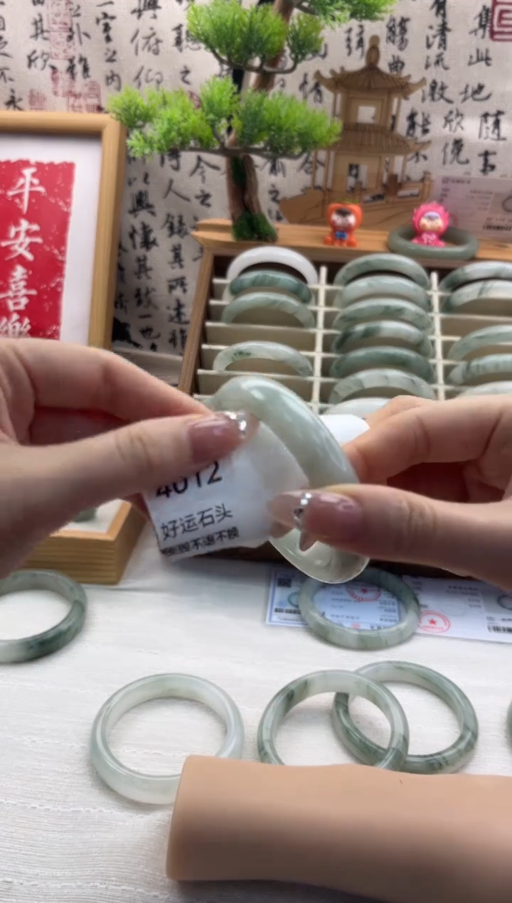 未镶嵌手镯石英质玉4012