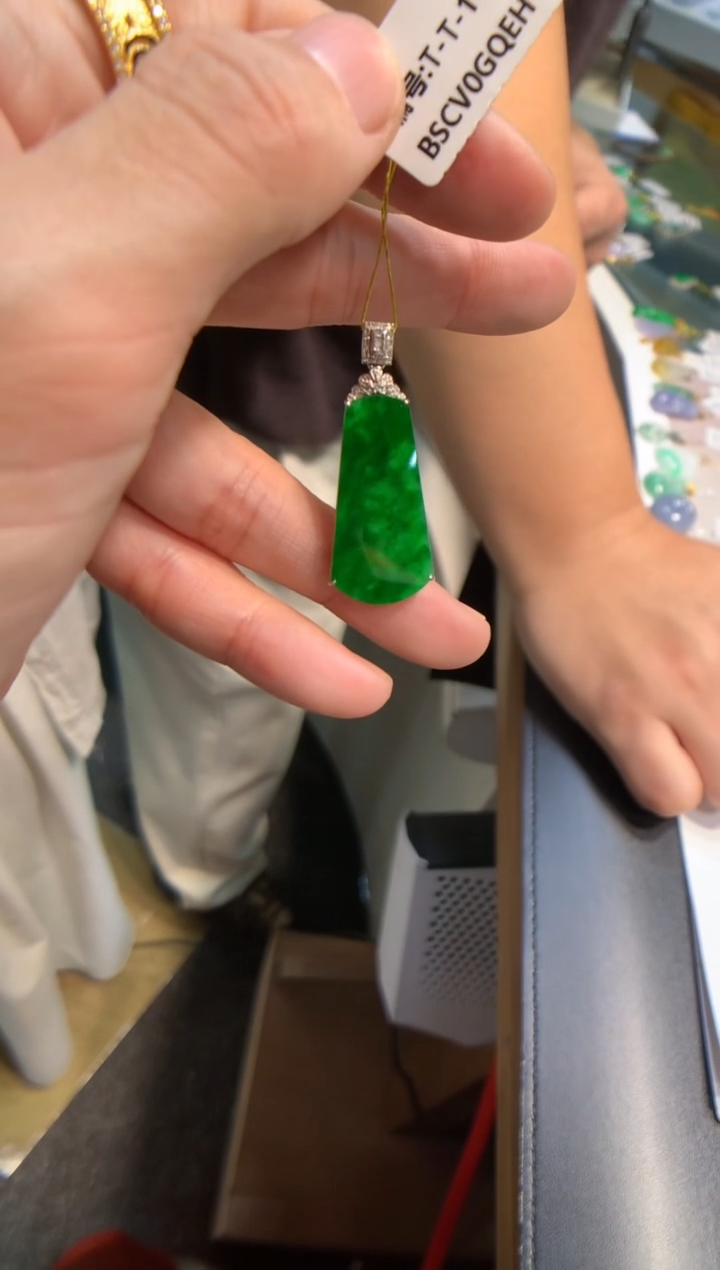 颈饰18K金镶嵌翡翠无事牌