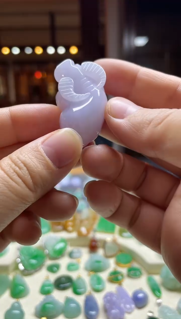 【闪购商品】翡翠颈饰未镶嵌牛