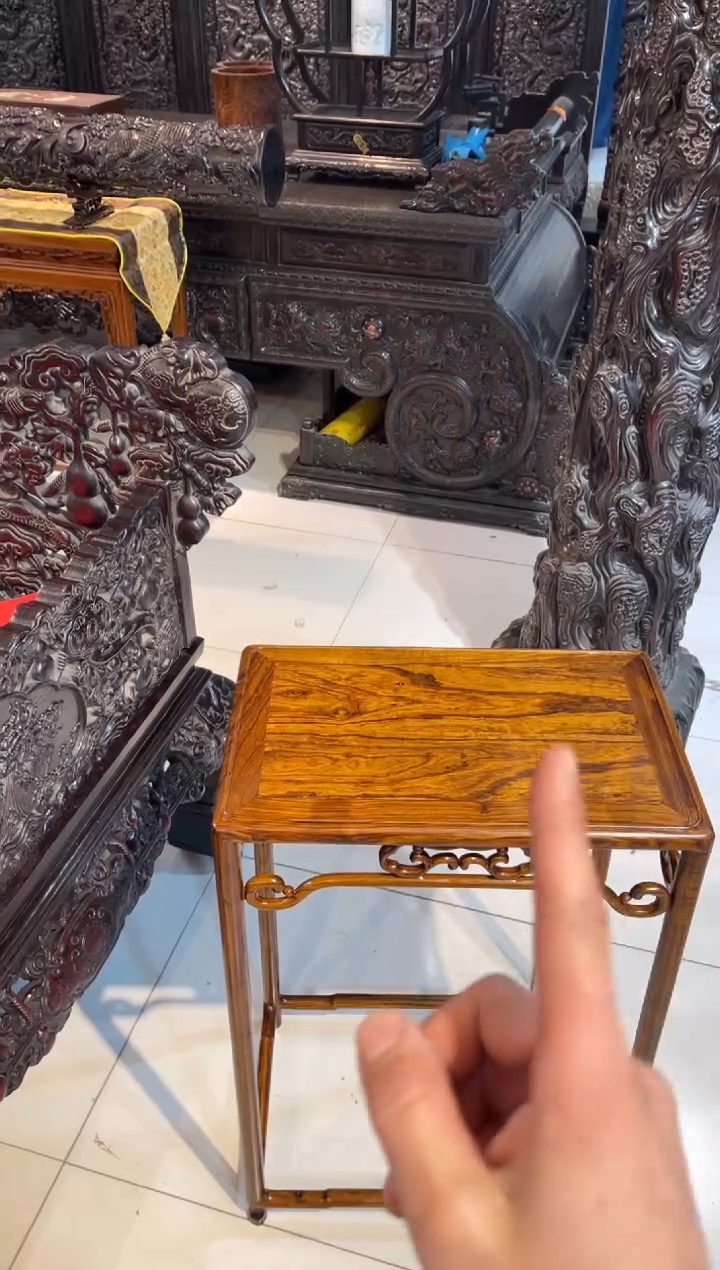 【闪购商品】木木雕花架一个、、、、、、