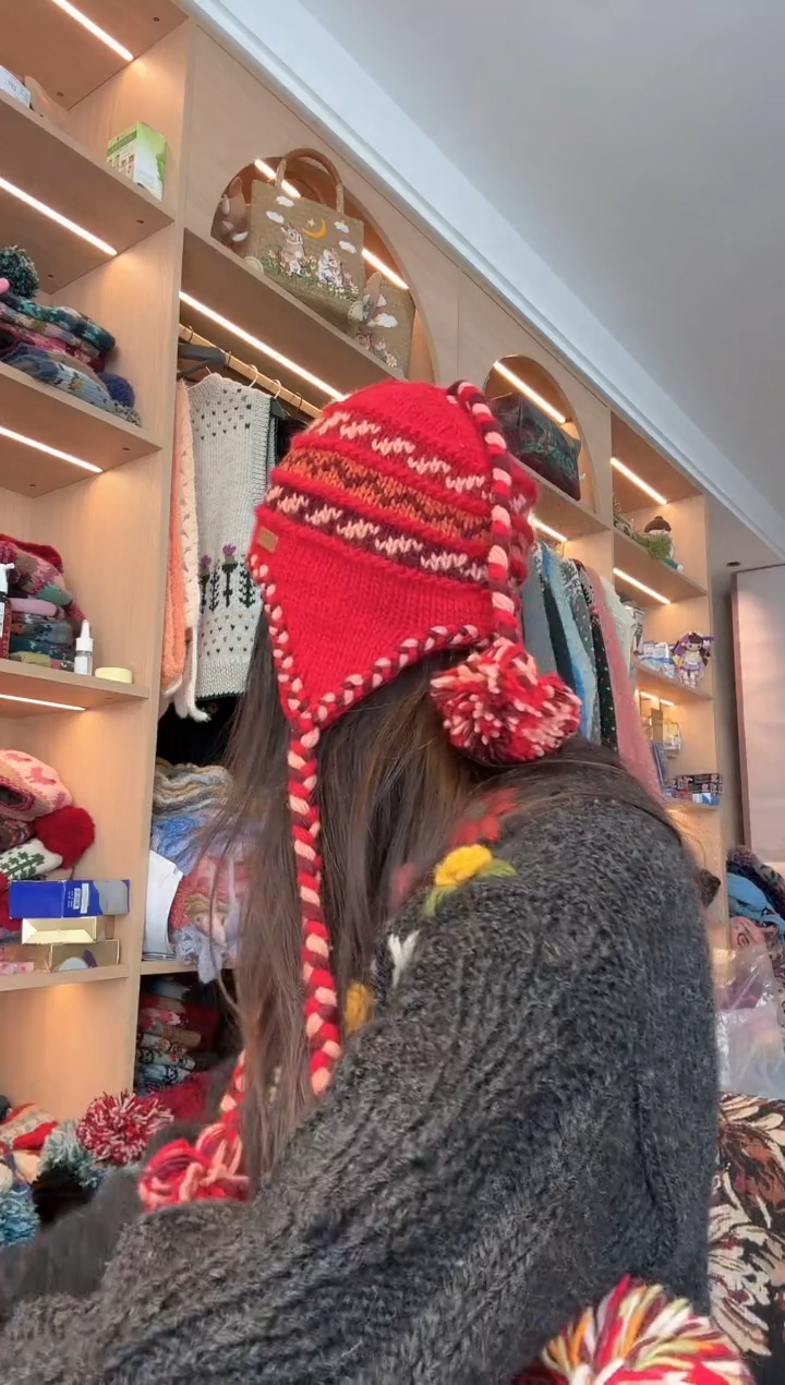 羊毛美利奴红色大辫子护耳帽