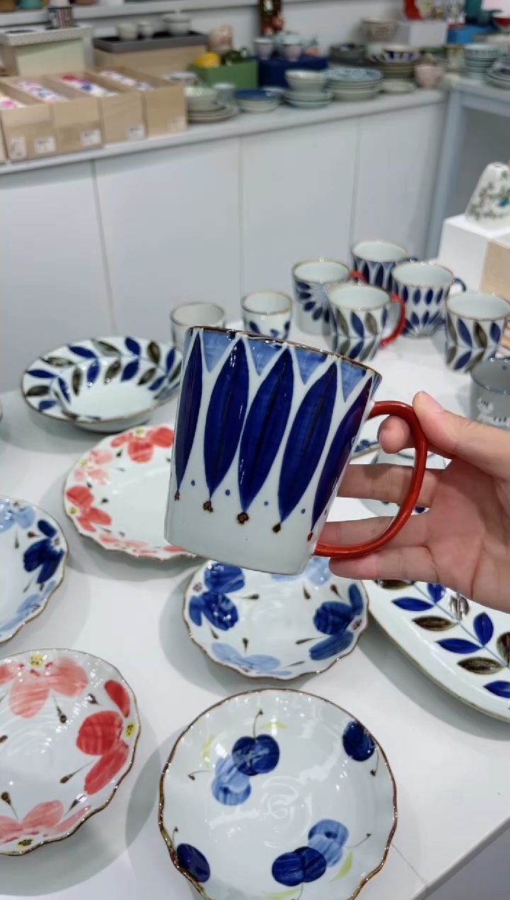 【闪购商品】瓷片红柄花瓣马克杯（高款）