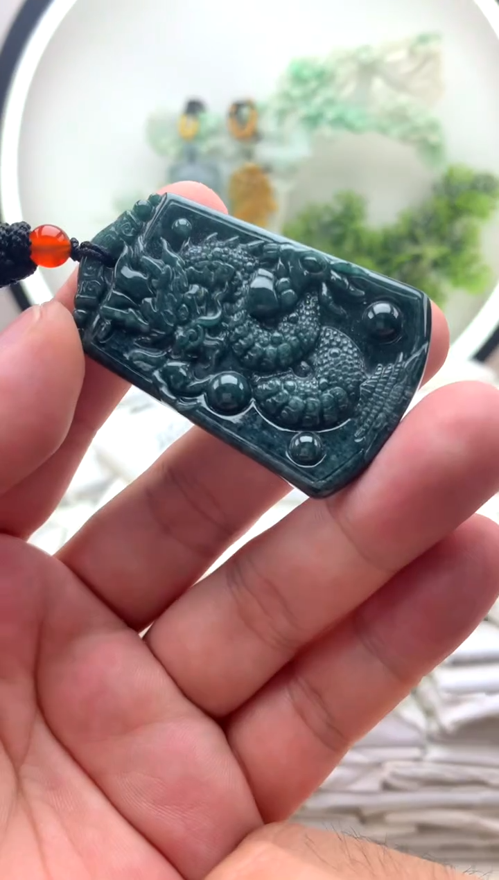 颈饰未镶嵌翡翠龙牌