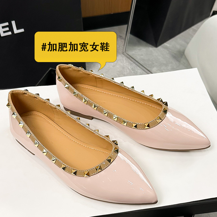 宽胖脚大码女鞋铆钉尖头平底鞋女浅口单鞋软底粗跟小皮鞋春季