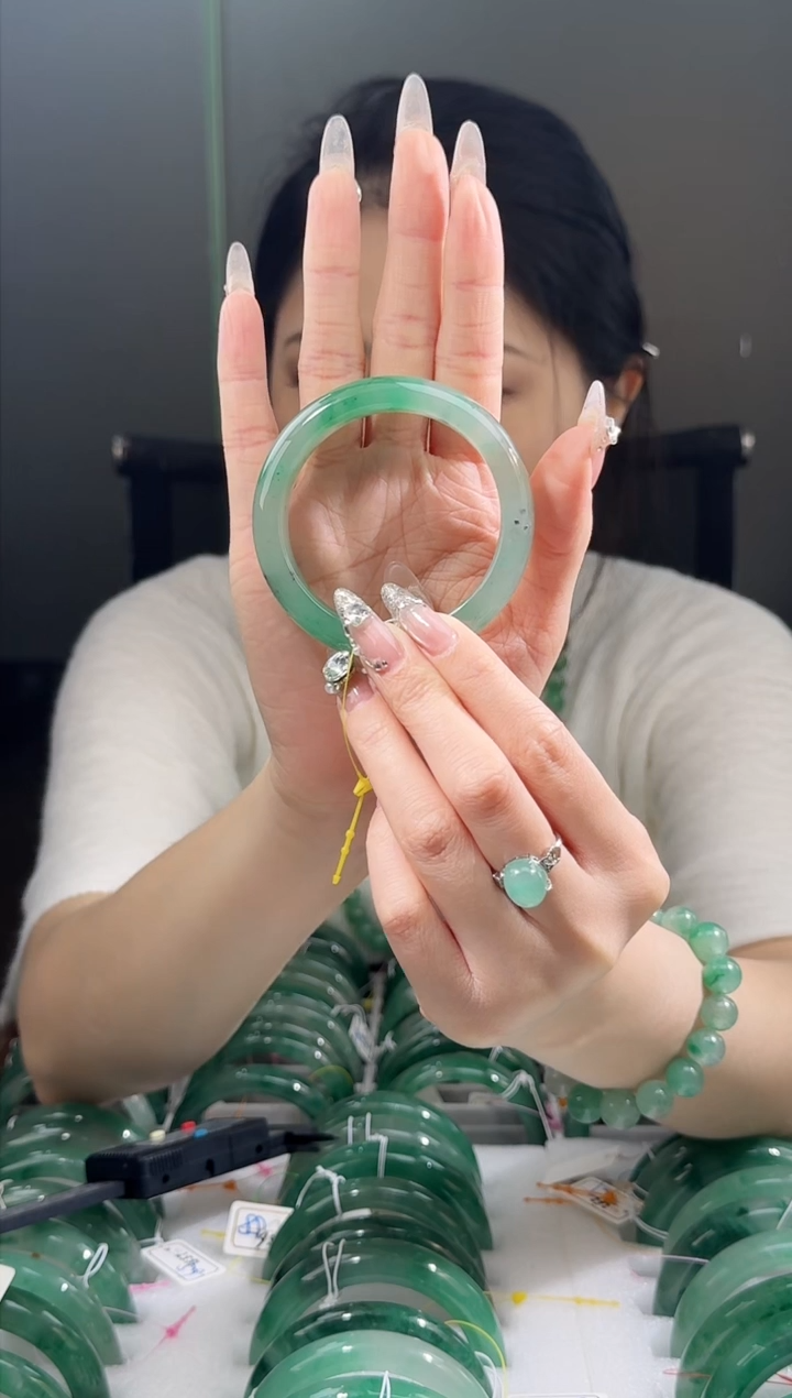 【闪购商品】石英质玉手镯未镶嵌299