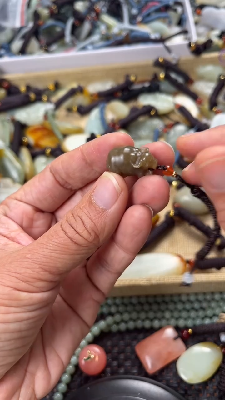 【闪购商品】和田玉颈饰未镶嵌多样性发货没有证书拍一发一有瑕1