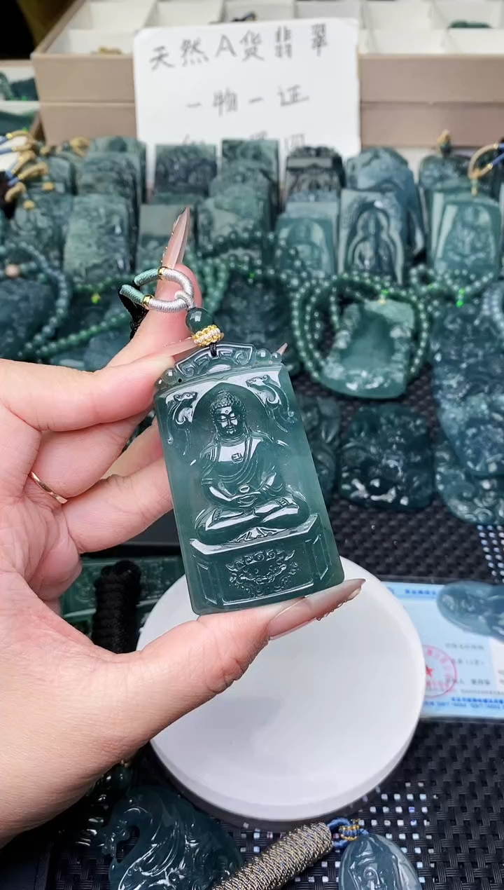 颈饰未镶嵌翡翠 