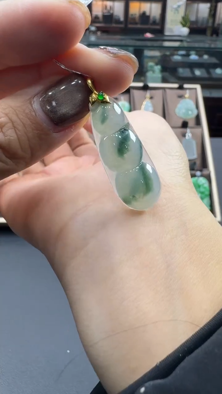 颈饰18K金镶嵌翡翠福豆