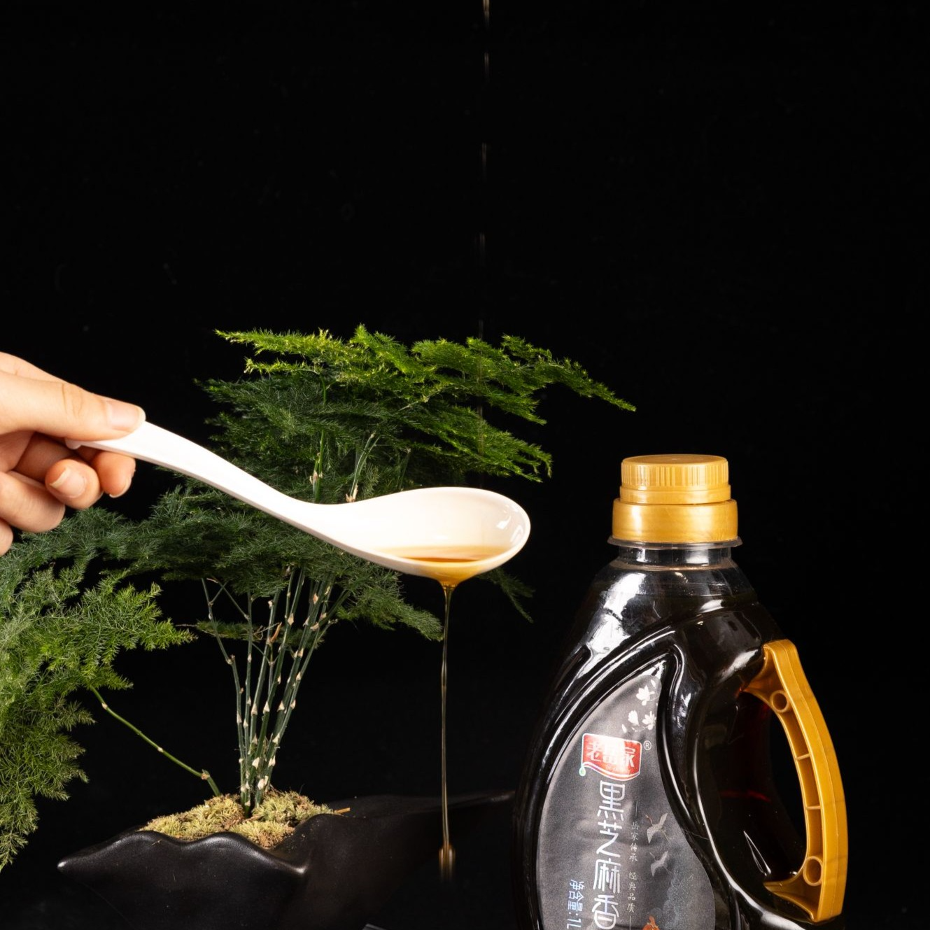 传统工艺石磨黑芝麻香油正宗调味油用于凉拌菜火锅油碟