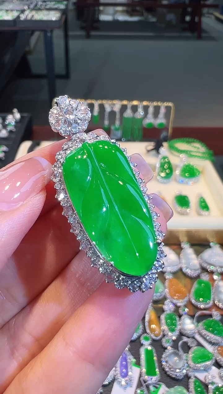 【闪购商品】翡翠吊坠(不含链)18K金镶嵌翡翠