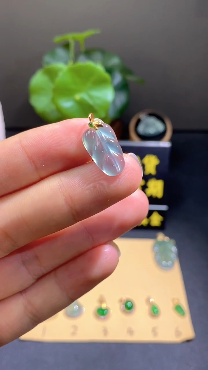 颈饰18K金镶嵌翡翠翡翠A货