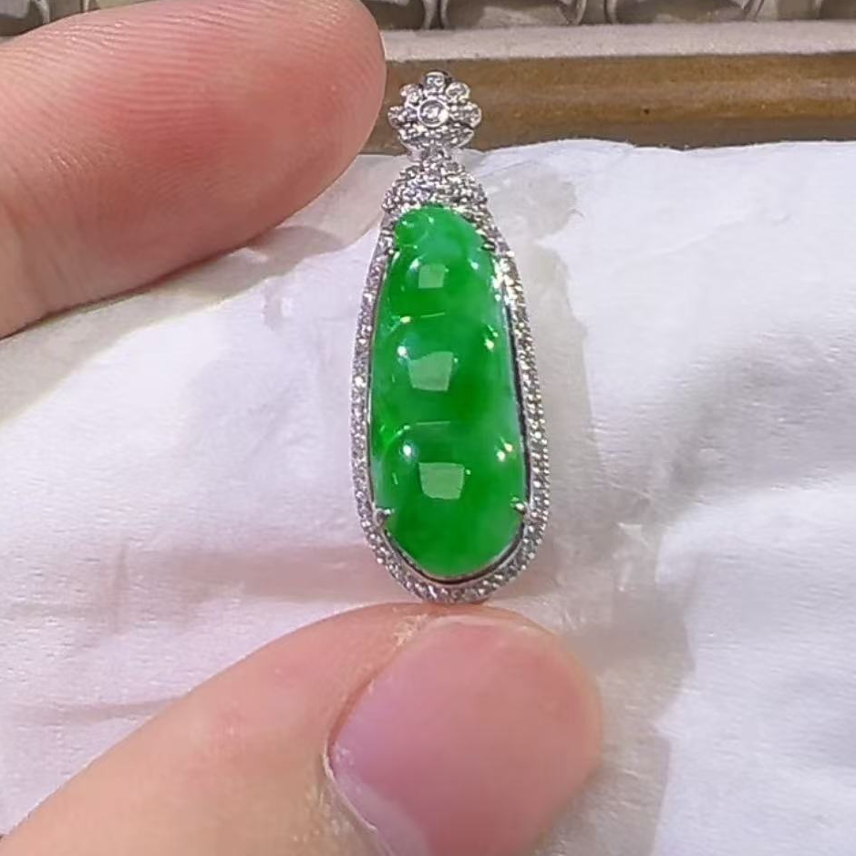 缅甸天然翡翠吊坠