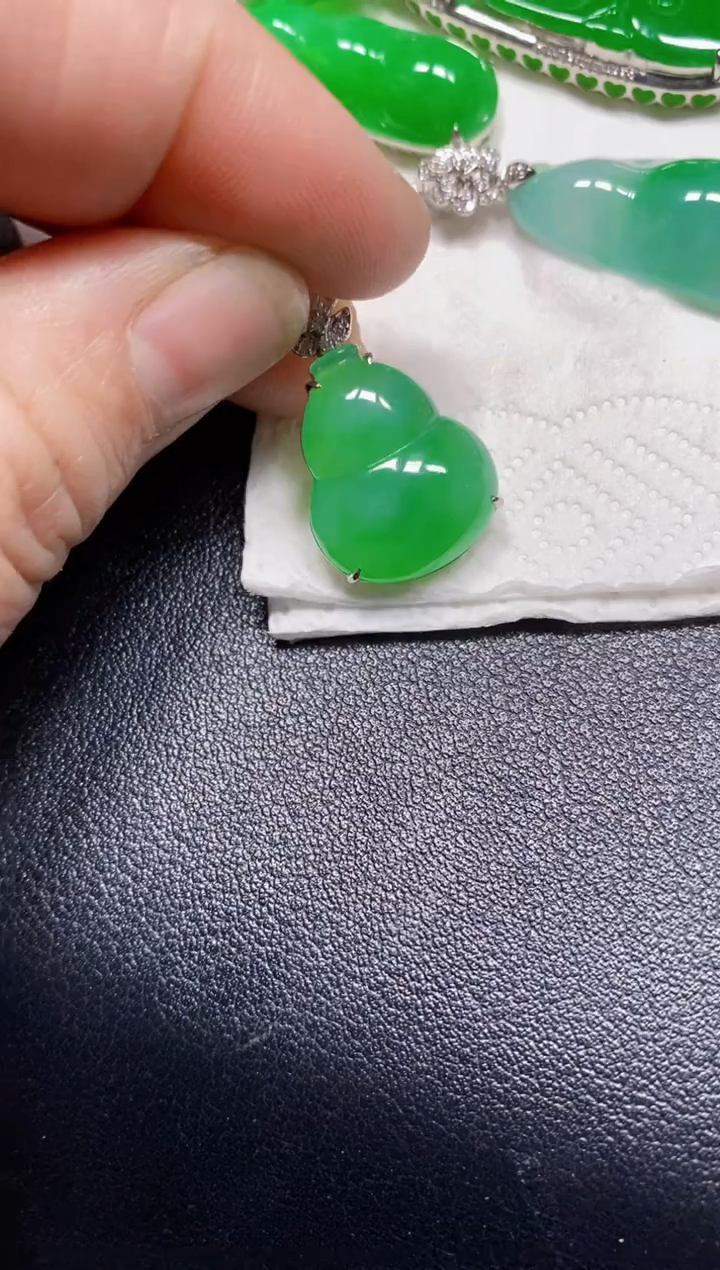 颈饰18K金镶嵌翡翠葫芦