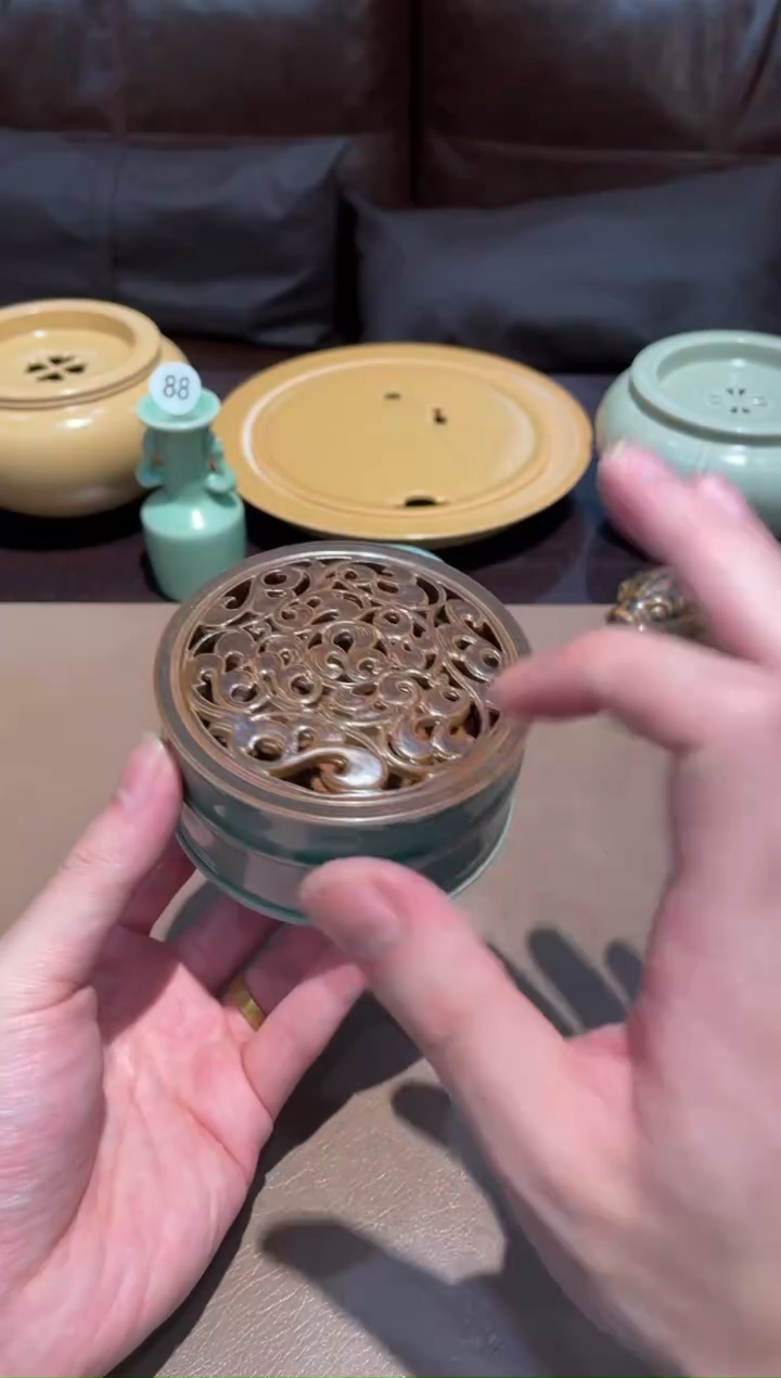 111窑承青瓷香薰盒