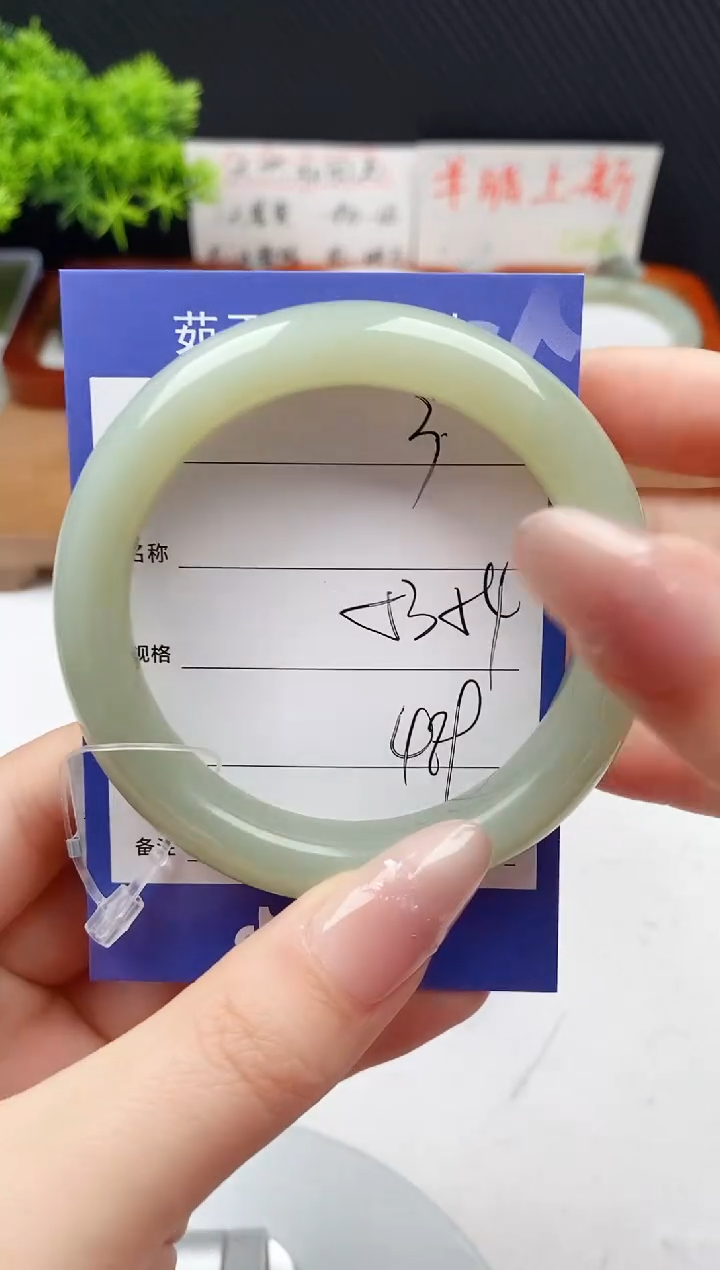 【闪购商品】和田玉手镯未镶嵌微色差3