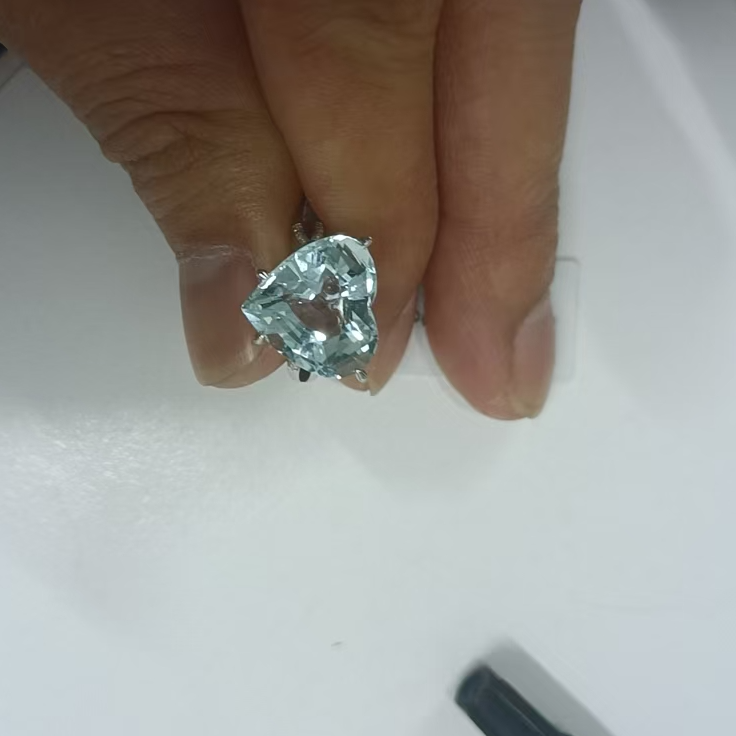 18k金镶嵌海蓝宝戒指