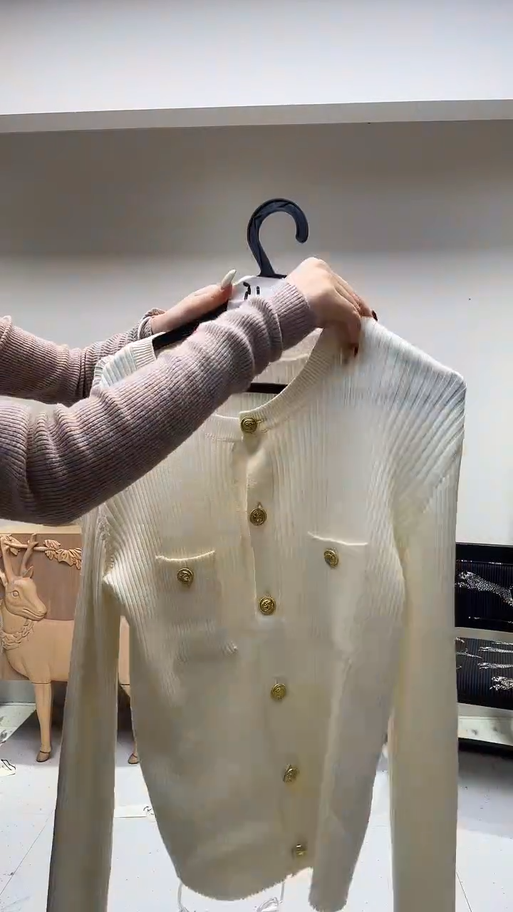 白色金扣经典开衫