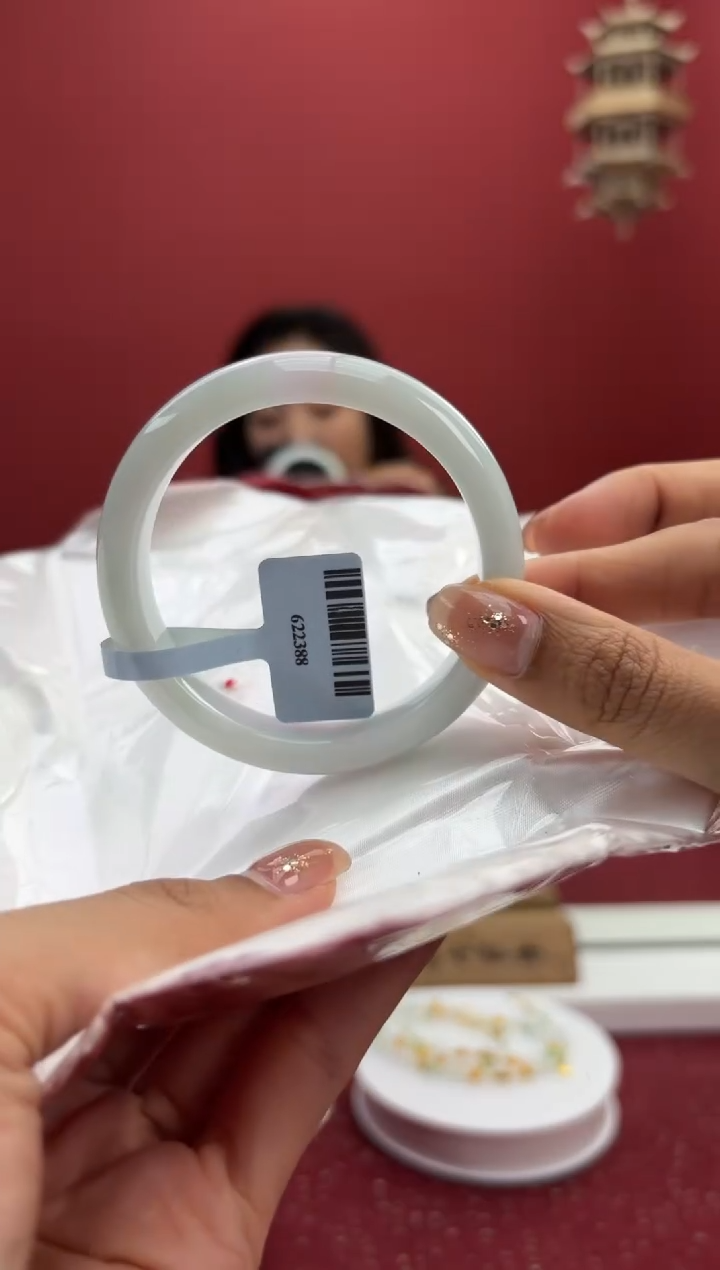 【闪购商品】翡翠手镯未镶嵌18手镯